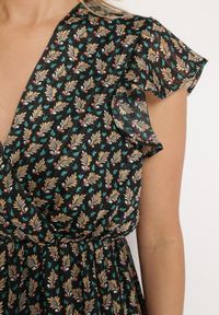 Born2be - Czarna Rozkloszowana Sukienka z Kopertowym Dekoltem z Gumką w Pasie i Falbanką Tiamala. Okazja: na spotkanie biznesowe. Kolor: czarny. Typ sukienki: kopertowe. Styl: biznesowy #5