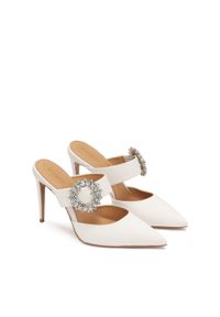 Kazar - Białe klapki z tkaniny zdobione klamrą z cyrkoniami. Okazja: na ślub cywilny, na wesele. Nosek buta: okrągły. Kolor: biały. Materiał: tkanina. Wzór: aplikacja. Obcas: na obcasie. Styl: klasyczny. Wysokość obcasa: średni #2