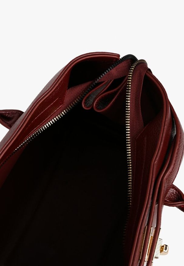 Renee - Bordowa Torebka Shopper z Dwoma Rączkami Ozdobiona Paskiem z Klamrą Remisse. Kolor: czerwony. Wzór: aplikacja. Styl: klasyczny, casual, elegancki. Rodzaj torebki: na ramię