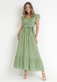 Born2be - Zielona Rozkloszowana Sukienka z Wiązanym Paskiem Nonru. Kolor: zielony. Materiał: materiał. Wzór: aplikacja. Styl: wakacyjny. Długość: maxi #1