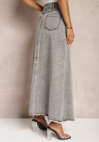 Renee - Szara Postrzępiona Spódnica Maxi z Jeansu z Rozcięciem Feedi. Stan: podwyższony. Kolor: szary. Materiał: jeans