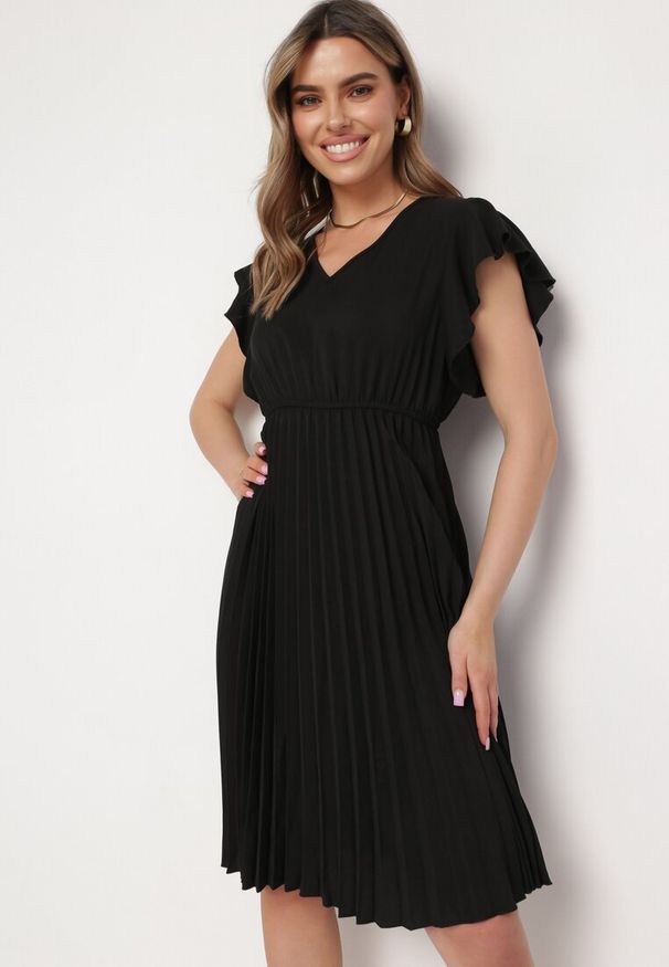 Born2be - Czarna Sukienka Rozkloszowana Midi z Plisowanym Dołem Sabara. Okazja: na co dzień. Kolor: czarny. Materiał: skóra. Styl: casual. Długość: midi