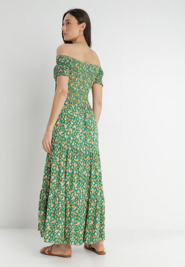 Born2be - Zielona Sukienka z Wiskozy Cheri. Typ kołnierza: dekolt hiszpanka. Kolor: zielony. Materiał: wiskoza. Wzór: kwiaty. Sezon: lato. Typ sukienki: rozkloszowane. Długość: maxi