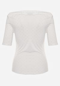 Born2be - Biała Bluzka z Cyrkoniami i Dekoltem w Łódkę Saloriel. Okazja: na co dzień. Kolor: biały. Materiał: poliester, skóra, jeans. Wzór: aplikacja. Styl: casual, wizytowy #6