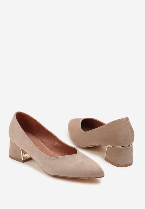 Born2be - Ciemnobeżowe Czółenka na Obcasie Vices ze Skórzaną Wkładką i Metaliczną Wstawką Ziztte. Okazja: na co dzień. Kolor: beżowy. Materiał: skóra. Wzór: aplikacja. Obcas: na obcasie. Styl: casual, elegancki, klasyczny. Wysokość obcasa: średni