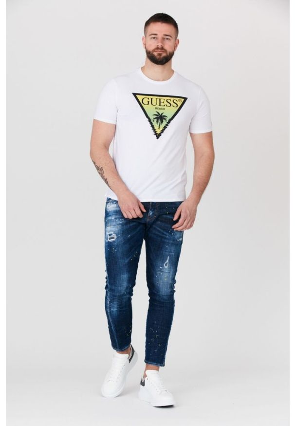 Guess - GUESS Biały t-shirt męski z logo z palmą. Kolor: biały. Wzór: nadruk