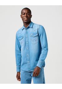 Wrangler - MESKA KOSZULA JEANSOWA WRANGLER WESTERN SHIRT MID LIGHT WASH 112362744. Materiał: jeans. Wzór: ze splotem. Styl: elegancki, klasyczny, wizytowy #1