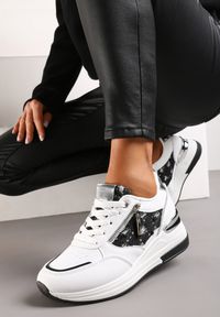 Born2be - Biało-Czarne Sneakersy na Koturnie z Metaliczną Wstawką i Suwakiem Dalinxa. Okazja: na co dzień. Nosek buta: okrągły. Kolor: biały. Materiał: jeans. Wzór: aplikacja. Obcas: na koturnie #6