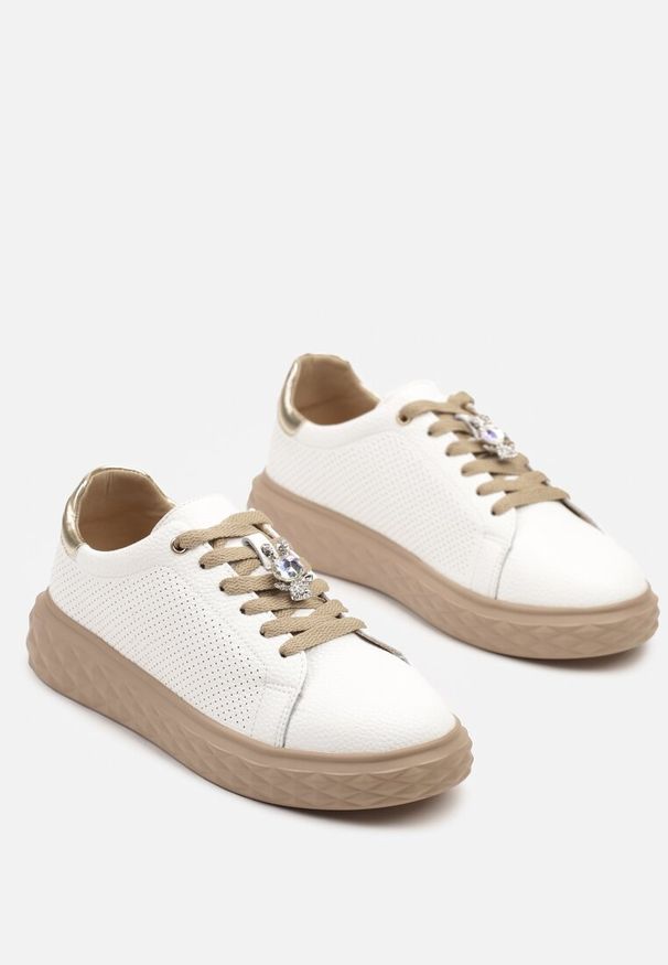 Born2be - Biało-Złote Sneakersy w Stylu Tenisówek ze Skóry Naturalnej Soniraia. Okazja: na co dzień. Kolor: biały. Materiał: skóra. Szerokość cholewki: normalna. Wzór: aplikacja. Obcas: na płaskiej podeszwie