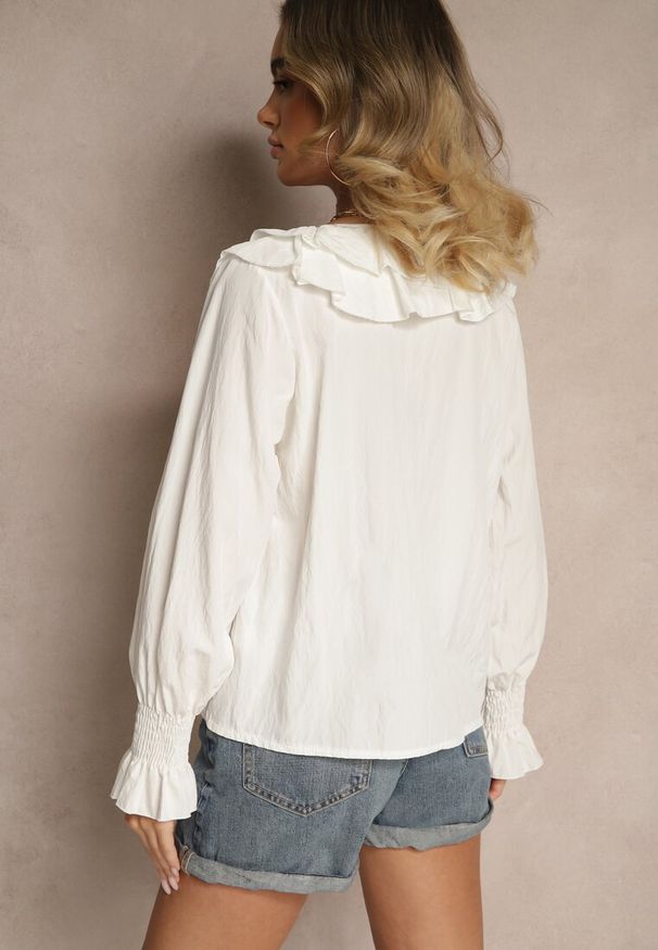 Renee - Biała Rustykalna Bluzka z Wiskozą z Dekoltem w Serek i Falbankami Lislimi. Okazja: na spacer, na co dzień. Typ kołnierza: dekolt w serek, kołnierz z falbankami. Kolor: biały. Materiał: wiskoza. Długość rękawa: długi rękaw. Długość: długie. Styl: casual