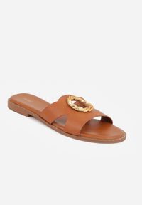 Renee - Jasnobrązowe Klapki VICES z Wycięciami Nitami i Okrągłą Tłoczoną Klamrą Drentora. Okazja: na co dzień. Nosek buta: okrągły. Kolor: brązowy. Materiał: jeans. Wzór: aplikacja. Styl: casual #6