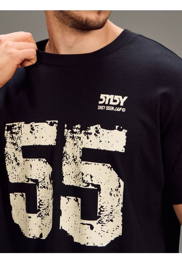 Sinsay - Bawełniana koszulka z napisem - czarny. Kolor: czarny. Materiał: bawełna. Wzór: napisy