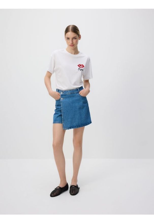 Reserved - T-shirt z aplikacją - biały. Kolor: biały. Materiał: bawełna, dzianina. Wzór: aplikacja. Styl: klasyczny