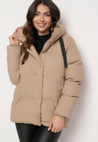 Born2be - Ciemnobeżowa Kurtka Pikowana z Kapturem Vertigara. Okazja: na co dzień. Typ kołnierza: kaptur. Kolor: beżowy. Materiał: dzianina, jeans. Styl: casual, elegancki #7