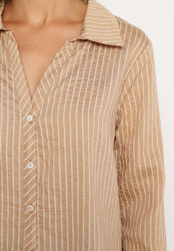 Born2be - Beżowa Klasyczna Koszula w Paski z Bawełną Merissae. Okazja: do pracy, na spotkanie biznesowe. Kolor: beżowy. Materiał: bawełna. Długość rękawa: długi rękaw. Długość: długie. Wzór: paski. Styl: klasyczny