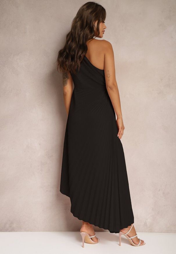 Renee - Czarna Asymetryczna Sukienka z Plisowanym Dołem i Aplikacją w Kształcie Kwiatu Fevima. Kolor: czarny. Wzór: kwiaty, aplikacja. Typ sukienki: asymetryczne. Styl: klasyczny