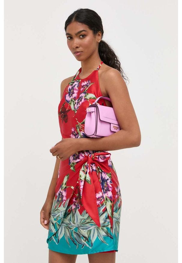 Guess sukienka kolor czerwony midi rozkloszowana. Kolor: czerwony. Materiał: tkanina, satyna, materiał. Długość rękawa: na ramiączkach. Wzór: ze splotem. Typ sukienki: rozkloszowane. Styl: klasyczny. Długość: midi