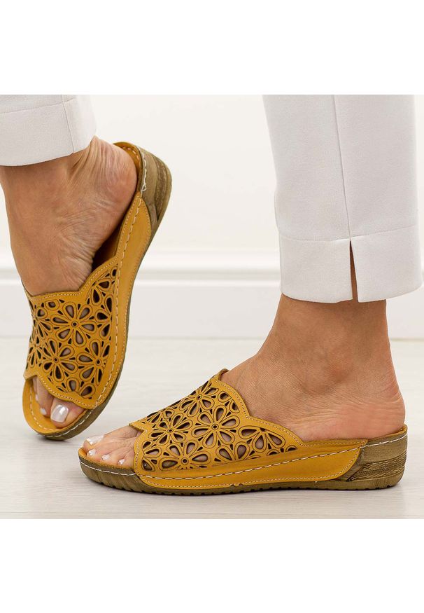 Musztardowe ażurowe skórzane klapki damskie T.Sokolski L225. Okazja: na spacer, na co dzień. Kolor: zielony. Materiał: skóra. Wzór: ażurowy. Sezon: wiosna, lato. Obcas: na koturnie. Styl: casual, klasyczny