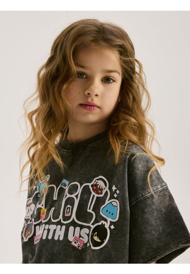 Reserved - T-shirt z nadrukiem Toca Boca - ciemnoszary. Kolor: szary. Materiał: bawełna. Długość: krótkie. Wzór: nadruk