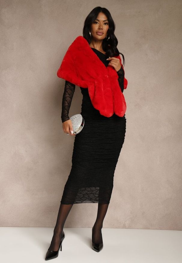 Renee - Czerwone Ponczo z Ozdobnym Futerkiem Cralinne. Kolor: czerwony. Materiał: futro