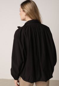 Born2be - Czarna Przejściowa Kurtka Bombka Oversize z Bawełny i Wiskozy Effinue. Okazja: na spacer, na co dzień. Kolor: czarny. Materiał: wiskoza, bawełna. Styl: casual #3