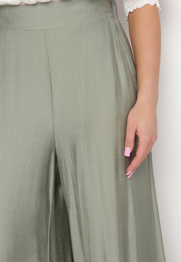 Born2be - Zielone Szerokie Spodnie z Elastyczną Gumką w Pasie i Kieszeniami Atealis. Okazja: na co dzień. Kolor: zielony. Styl: elegancki, casual