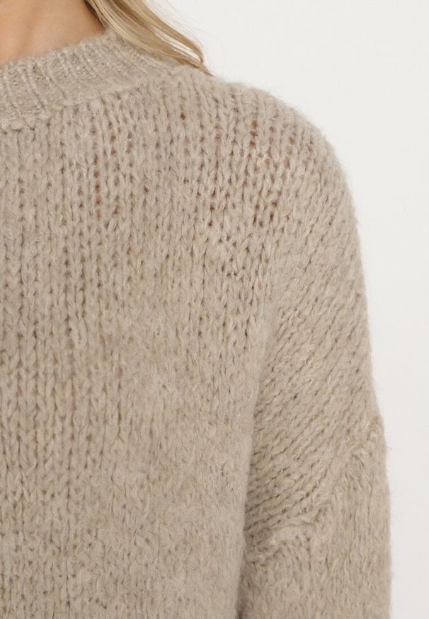 Born2be - Beżowy Sweter o Klasycznym Prostym Kroju z Domieszką Wełny i Wiskozy Sezisya. Okazja: na co dzień. Kolor: beżowy. Materiał: wełna, wiskoza. Długość rękawa: długi rękaw. Długość: długie. Wzór: aplikacja. Sezon: zima, jesień. Styl: klasyczny