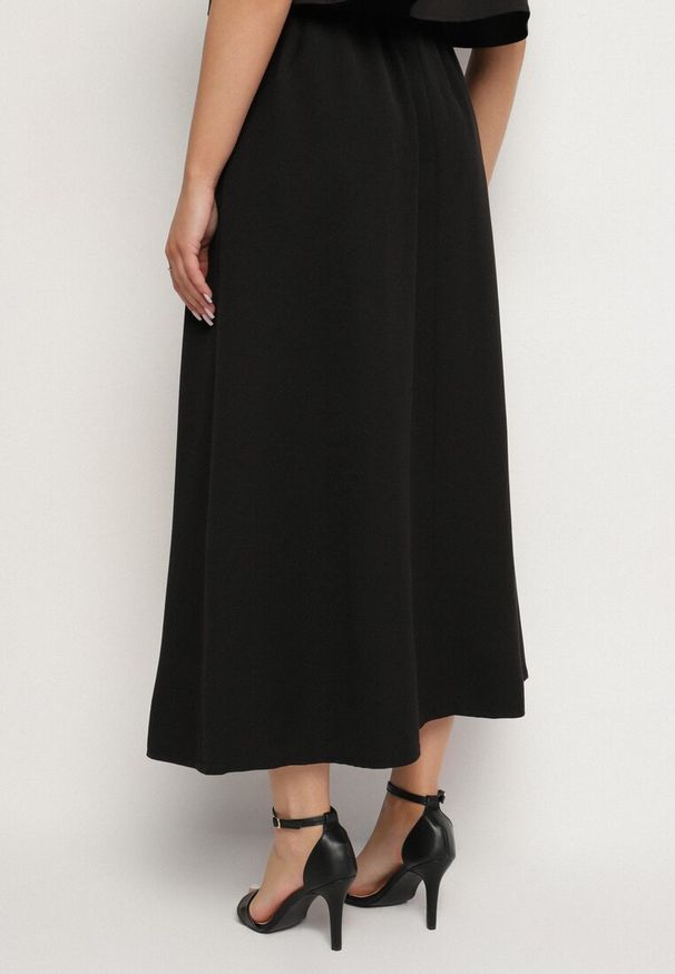 Born2be - Czarna Rozkloszowana Spódnica z Wiskozą z Gumką w Talii i Dodatkowym Paskiem Marialle. Okazja: na randkę, na co dzień. Kolor: czarny. Materiał: wiskoza. Styl: casual