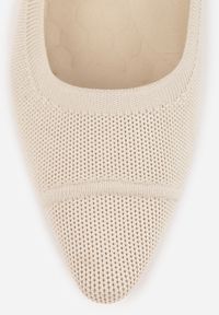 Renee - Beżowe Strukturalne Czółenka VICES na Słupkowym Obcasie Abathise. Nosek buta: otwarty. Kolor: beżowy. Materiał: skóra, materiał. Obcas: na obcasie. Wysokość obcasa: średni #4