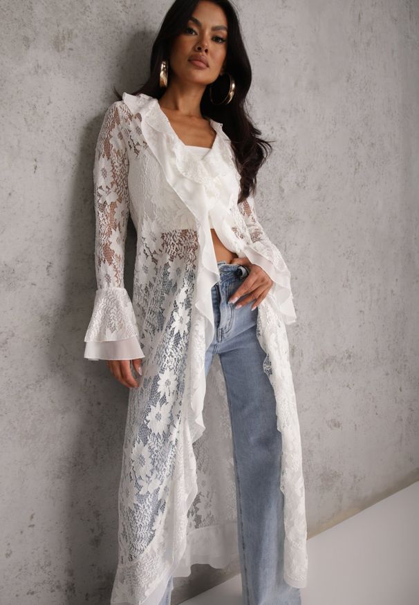 Renee - Biała Narzutka Sukienka Plażowa Boho z Koronki Ozdobiona Guzikami i Falbanami Palmeda. Okazja: na plażę. Kolor: biały. Materiał: koronka. Wzór: aplikacja, koronka. Sezon: lato. Typ sukienki: proste. Styl: boho