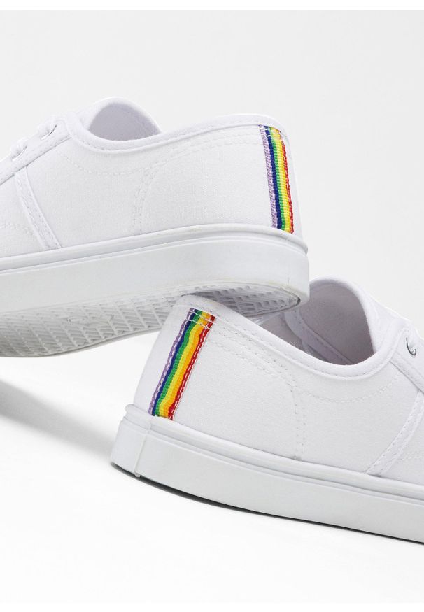 bonprix - Sneakersy Pride. Kolor: biały. Wzór: aplikacja