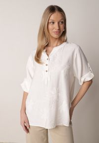 Born2be - Biała Koszula z Wiskozy z Haftowanymi Kwiatami Sylimeine. Okazja: na co dzień. Kolekcja: plus size. Kolor: biały. Materiał: wiskoza. Wzór: kwiaty, haft. Sezon: lato. Styl: casual, klasyczny #7