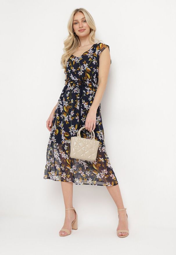 Born2be - Granatowa Sukienka Gobney. Kolor: niebieski. Materiał: wiskoza, tkanina, materiał. Długość rękawa: krótki rękaw. Wzór: kwiaty. Długość: midi