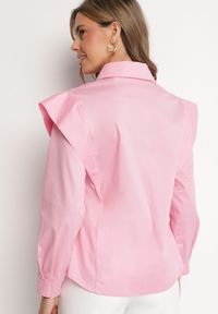Born2be - Różowa Bawełniana Koszula z Ozdobnymi Ramionami Teladoria. Okazja: na co dzień. Kolor: różowy. Materiał: bawełna. Styl: elegancki, casual