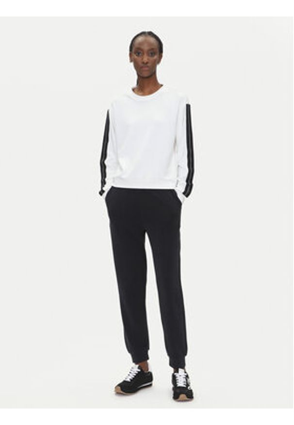 EA7 Emporio Armani Dres 7W000121 AF12643 M0003 Biały Regular Fit. Kolor: biały. Materiał: syntetyk