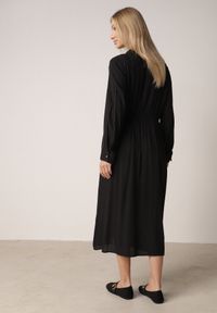 Born2be - Czarna Wiskozowa Sukienka Koszulowa z Marszczeniem i Guzikiem w Talii Lennatha. Okazja: na co dzień. Kolor: czarny. Materiał: wiskoza. Typ sukienki: koszulowe. Styl: casual, elegancki, klasyczny #4