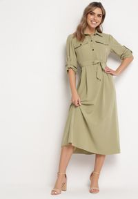 Born2be - Jasnozielona Rozkloszowana Sukienka Maxi z Koszulową Górą i Wiązanym Paskiem Indiga. Kolor: zielony. Materiał: materiał. Wzór: jednolity. Typ sukienki: koszulowe. Długość: maxi #1