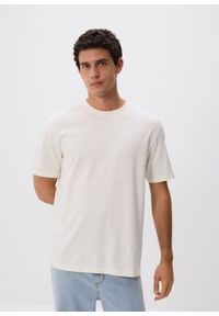 Reserved - T-shirt comfort z dodatkiem lnu - złamana biel. Materiał: len