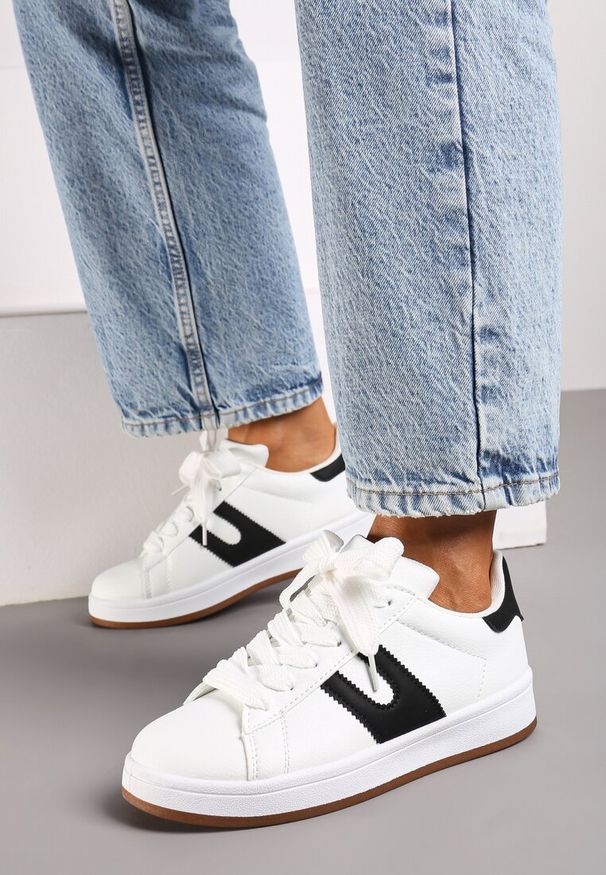 Renee - Biało-Czarne Sznurowane Sneakersy na Płaskie Podeszwie Wykończone Geometrycznym Wzorem Genaria. Okazja: na co dzień, na spotkanie biznesowe. Zapięcie: sznurówki. Kolor: biały. Materiał: jeans. Wzór: geometria. Sezon: lato, wiosna. Obcas: na płaskiej podeszwie