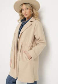 Born2be - Beżowy Płaszcz o Szlafrokowym Kroju z Marszczeniem w Talii i Wiązanym Paskiem Sartissa. Okazja: na co dzień. Kolor: beżowy. Materiał: jeans. Długość rękawa: długi rękaw. Długość: długie. Styl: klasyczny, casual, elegancki #4