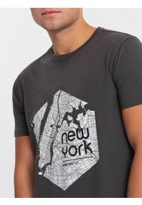 Ombre Clothing - T-shirt męski bawełniany z printem motywu mapy - grafitowa V1 OM-TSPT-0169 - XXL. Kolor: szary. Materiał: bawełna. Długość rękawa: krótki rękaw. Długość: krótkie. Wzór: nadruk