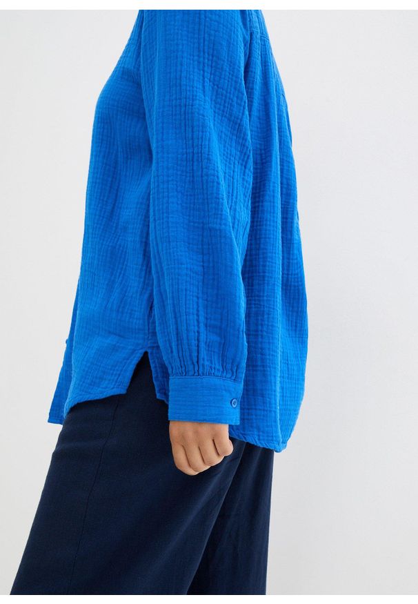 bonprix - Długa bluzka z przewiewnego muślinu. Kolor: niebieski. Materiał: bawełna. Długość: długie