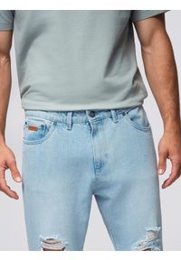 Ombre Clothing - Spodnie jeansowe męskie CARROT FIT z przetarciami – jasnoniebieskie V1 - Rozmiar: XXL. Okazja: na co dzień. Kolor: niebieski. Materiał: jeans. Wzór: aplikacja. Styl: klasyczny, casual #3