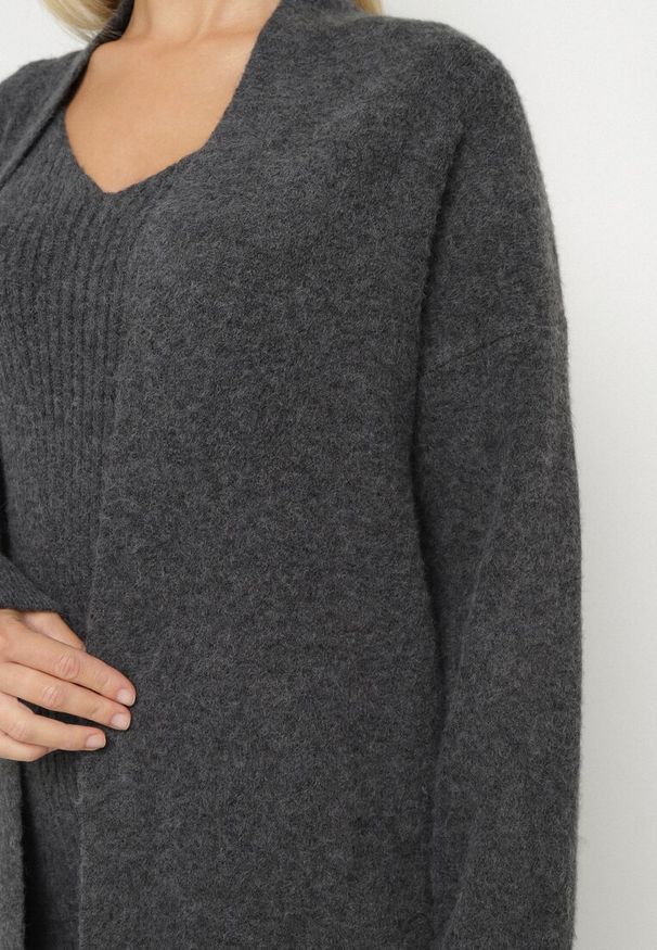 Born2be - Ciemnoszary Komplet Dzianinowy z Wełną Długi Kardigan i Sukienka w Prążki Falandrea. Kolor: szary. Materiał: dzianina, wełna. Wzór: prążki