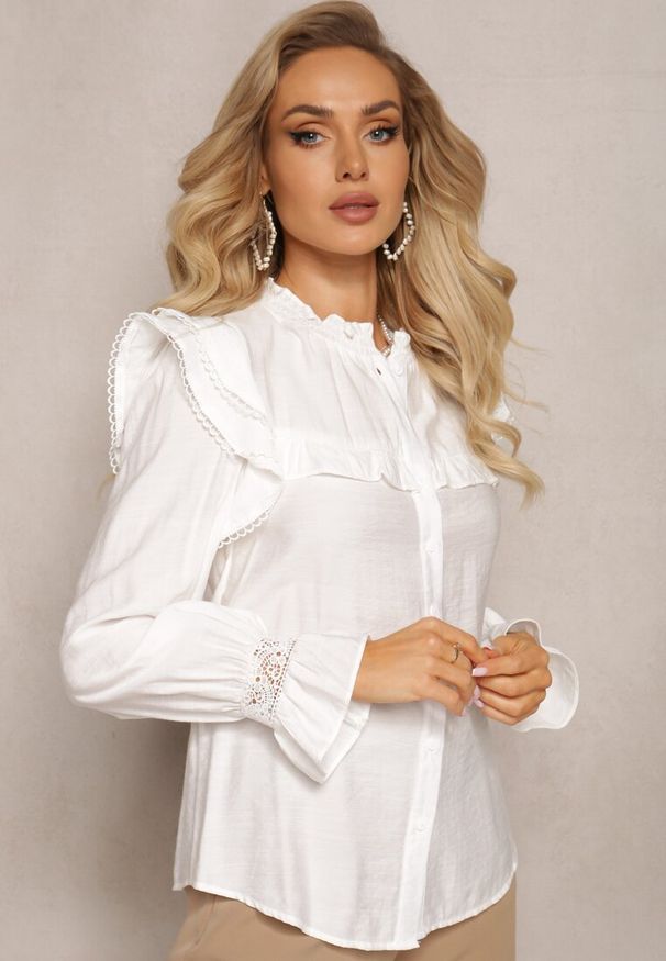 Renee - Biała Koszula z Koronkowymi Wstawkami i Marszczeniem Kacey. Kolor: biały. Materiał: koronka. Wzór: koronka