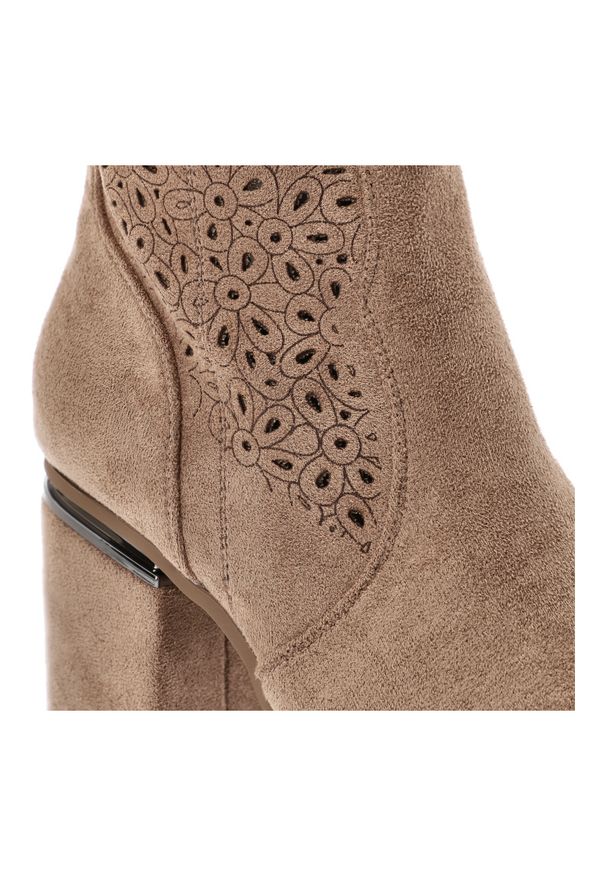 Brązowe Kozaki S.Barski Stylowe Obuwie Damskie W Stylu Boho. Okazja: na co dzień. Kolor: brązowy. Szerokość cholewki: normalna. Wzór: ażurowy, kwiaty. Materiał: materiał. Sezon: jesień, zima. Obcas: na obcasie. Styl: elegancki, boho. Wysokość obcasa: średni
