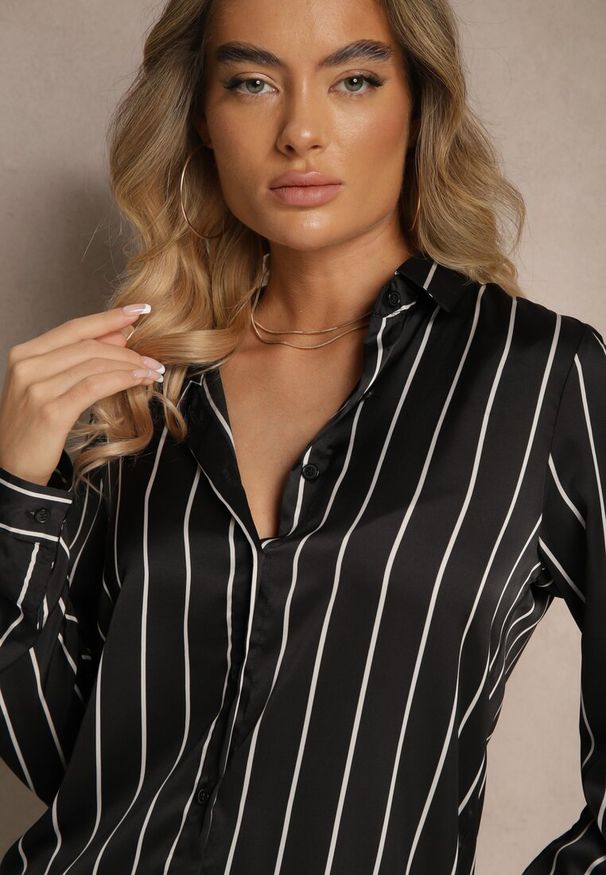Renee - Czarna Koszula w Pionowe Prążki z Możliwością Podpięcia Rękawów Cerraza. Okazja: do pracy, na co dzień. Kolor: czarny. Materiał: jeans. Wzór: prążki. Styl: casual