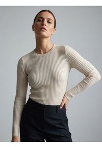 Sinsay - Klasyczny prążkowany sweter - kremowy. Kolor: kremowy. Materiał: prążkowany. Styl: klasyczny