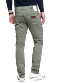 Wrangler - MĘSKIE SPODNIE MATERIAŁOWE WRANGLER GREENSBORO DUSTY OLIVE W15QWA275 112127116. Materiał: materiał #4