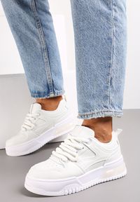 Renee - Białe Sneakersy na Platformie z Imitacji Skóry z Przeszyciami i Sznurowaniem Celende. Okazja: na co dzień. Kolor: biały. Materiał: skóra. Obcas: na platformie #1
